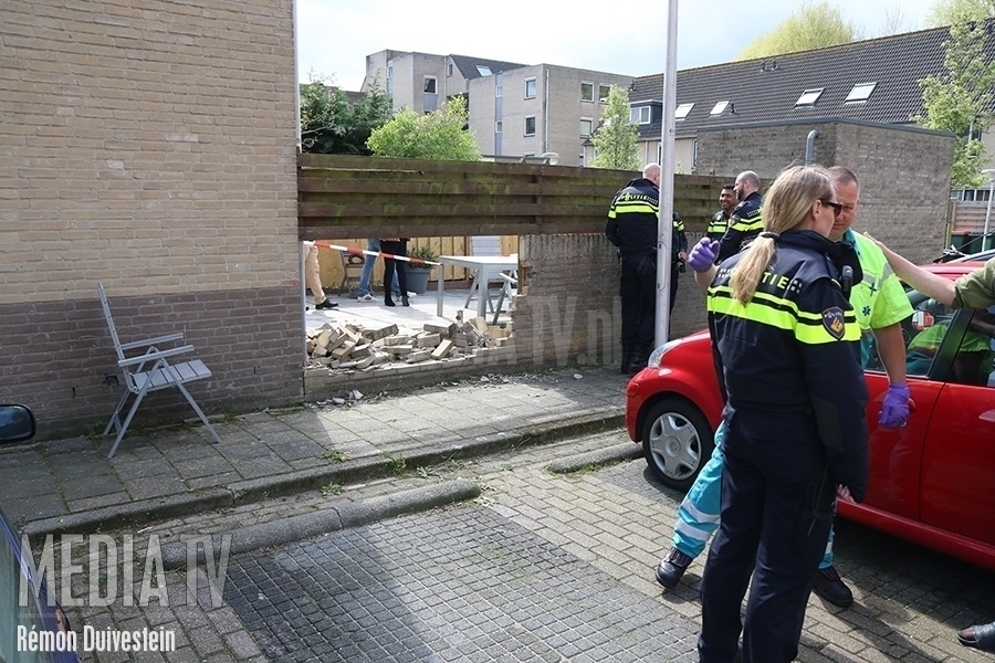 Auto rijdt tegen tuinmuur Praam Krimpen aan den IJssel