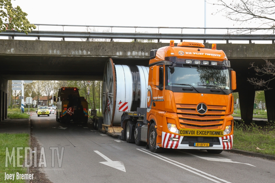 Vrachtwagen vast onder viaduct A20 Marathonweg Vlaardingen (video)
