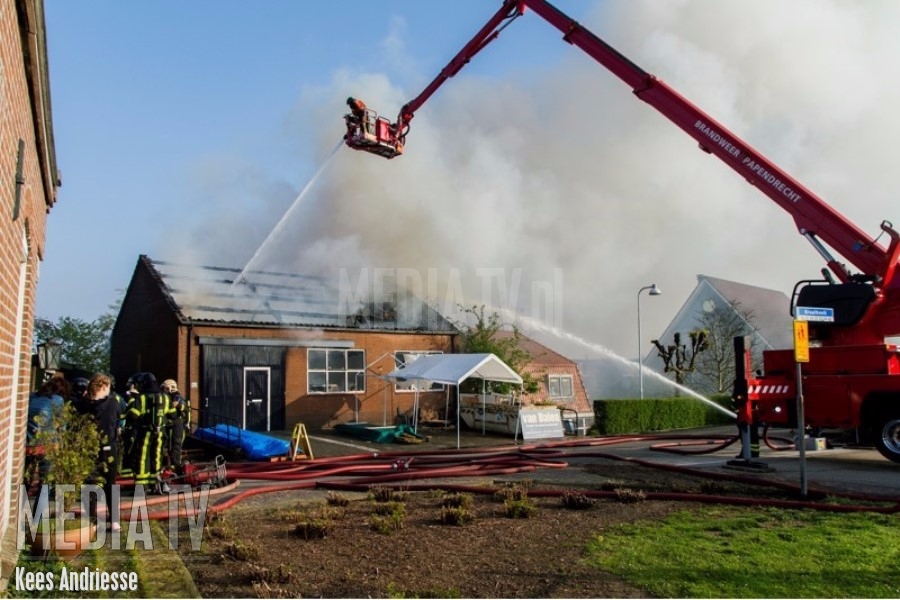Uitslaande brand bij timmerbedrijf aan de Kraaihoek in Papendrecht