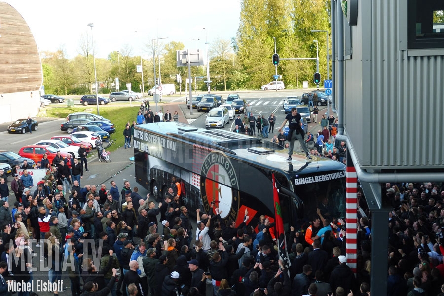 Feyenoordsupporters begroeten spelersbus na winst op Vitesse