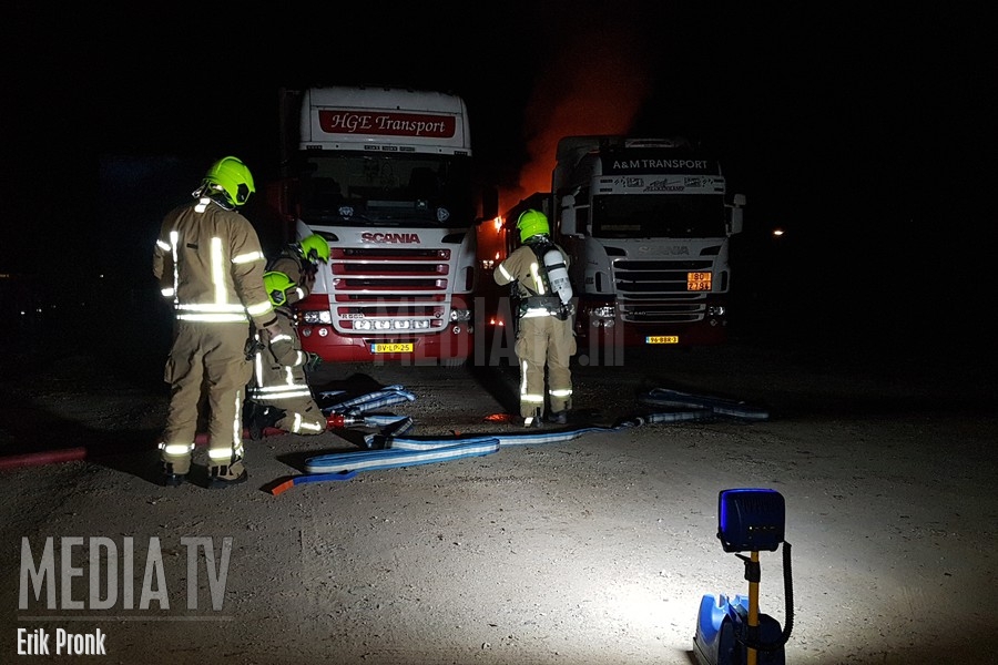 Brand in vrachtwagentrailer Broekpolderweg Vlaardingen (video)