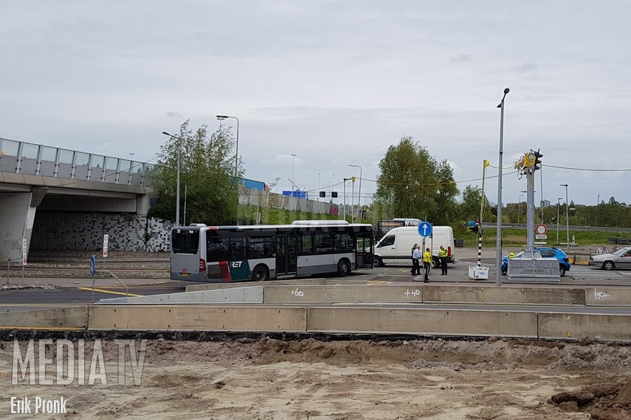 Stadsbus en personenauto botsen op de Vlaardingerdijk in Schiedam