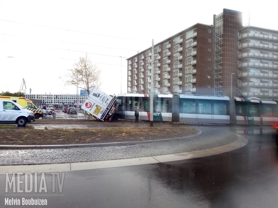 Aanrijding tussen tram en vrachtwagen Rotterdamsedijk Schiedam (video)