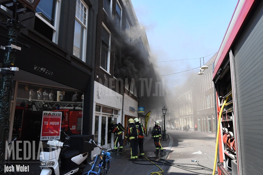 Grote brand in snackbar en woning Breestraat Leiden (video)