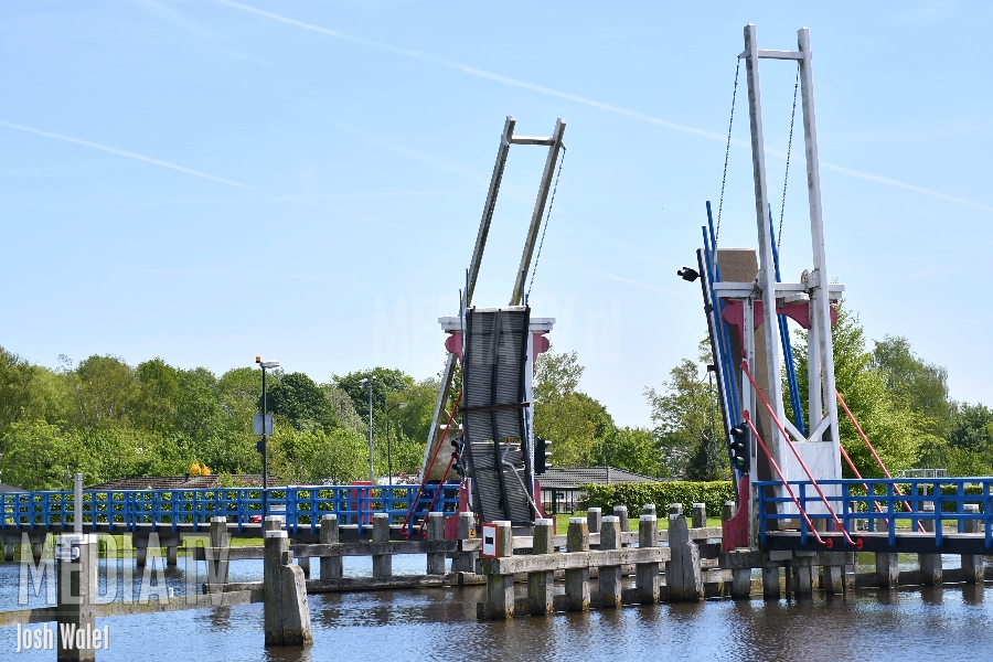 Binnenvaartschip ramt brug in Zevenhoven en vaart door