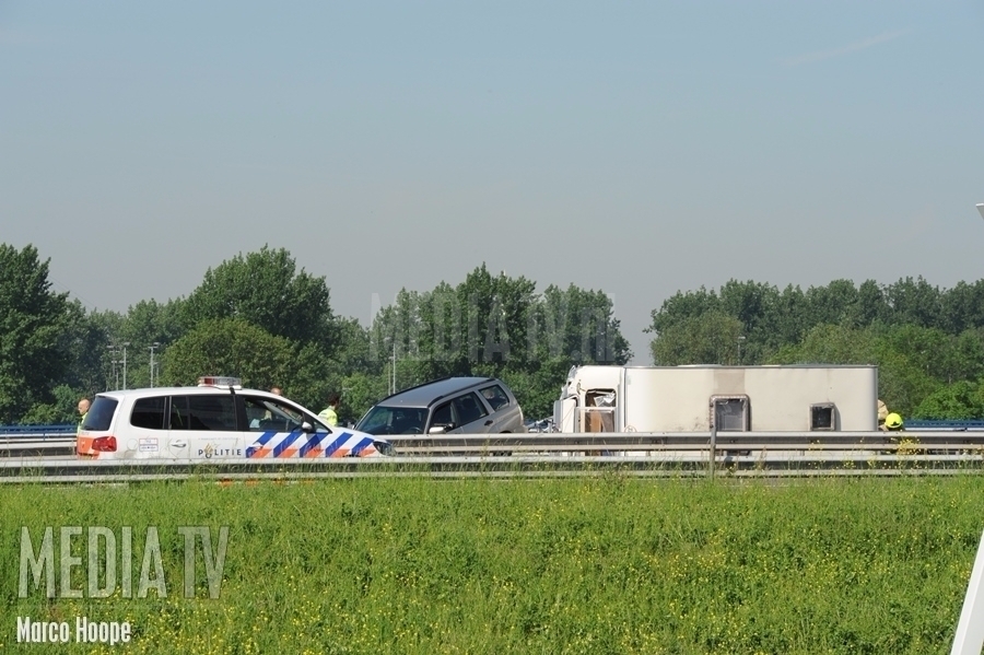 Hinder door gekantelde caravan snelweg A16 Rotterdam