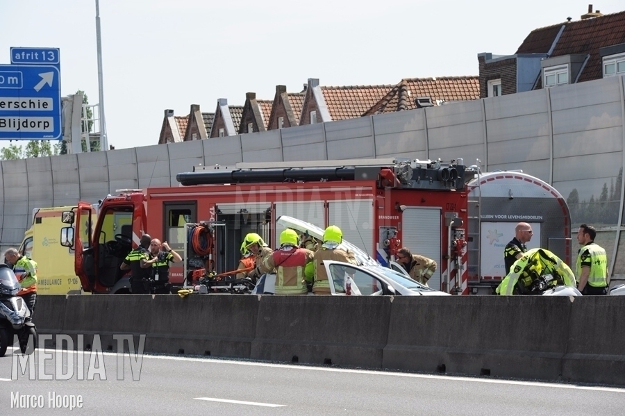 Inzittende vast in auto na ongeval met touringcar A13 Rotterdam-Overschie