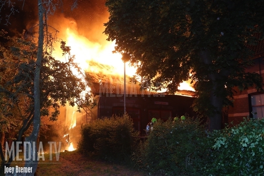 Grote uitslaande brand bij Scouting Tono-groep Sweelincksingel Schiedam (video)