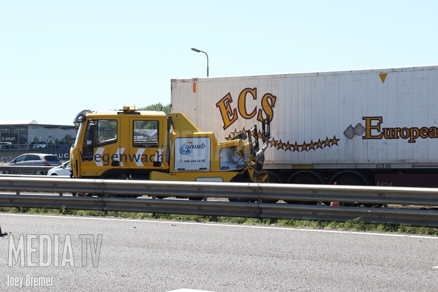 Truck klapt op sleepwagen snelweg A16 bij Rotterdam-centrum (video)