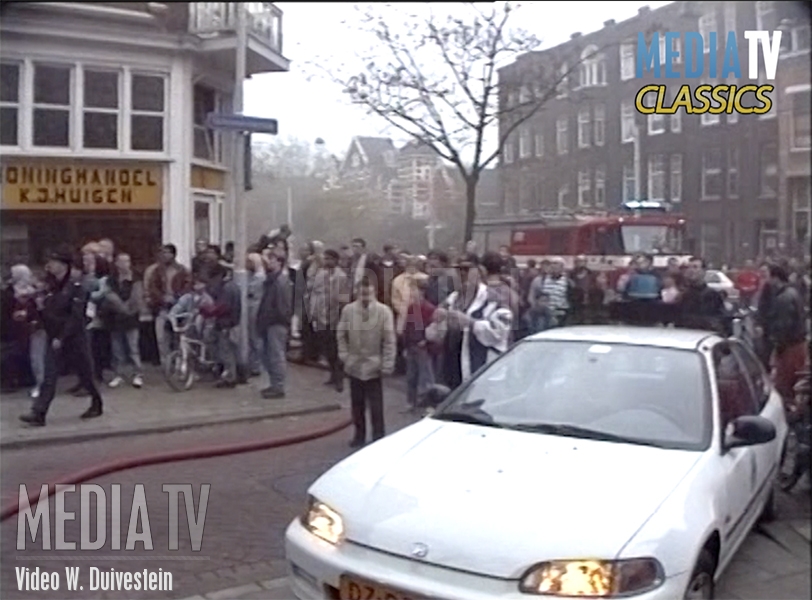 MediaTV Classics (1994): Politieman redt personen uit brandende woning Schoonoordstraat (video)