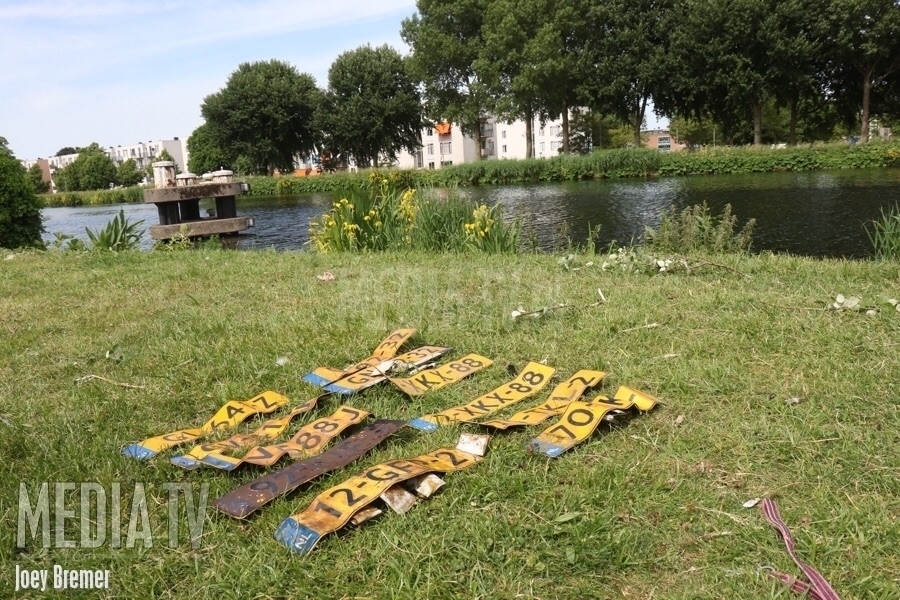 Fotograaf treft kentekenplaten aan na zwempartij in Schie