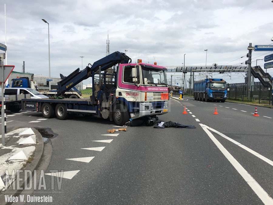 Scooterrijder zwaargewond bij aanrijding Petroleumweg Rotterdam (video)