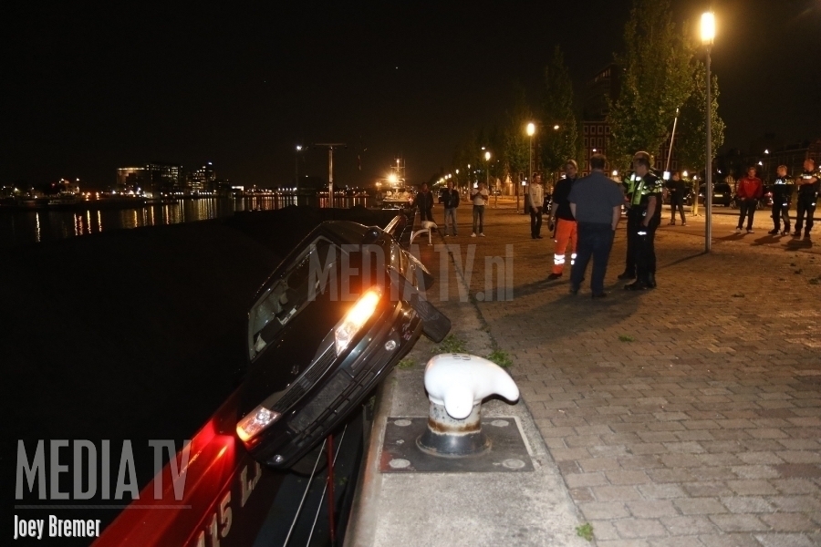 Auto belandt tussen wal en schip Maashaven Rotterdam