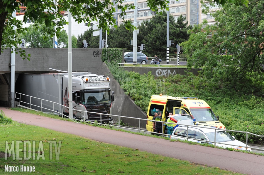 Vrachtwagen klem onder viaduct 's-Gravendijkwal Rotterdam (video)