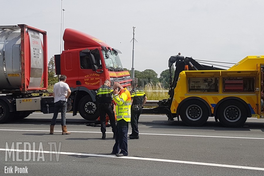 Vrachtwagens botsen op de A4 bij Schiedam