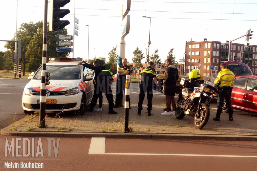 Auto klapt op paal Marconiplein Rotterdam