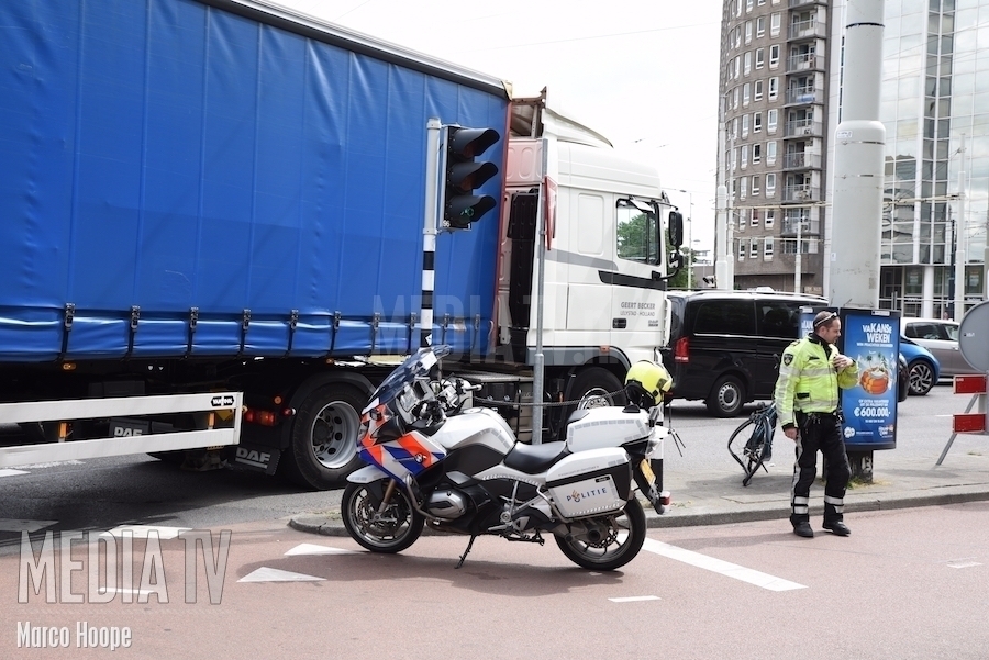 Fietser aangereden door vrachtwagen Hofplein Rotterdam