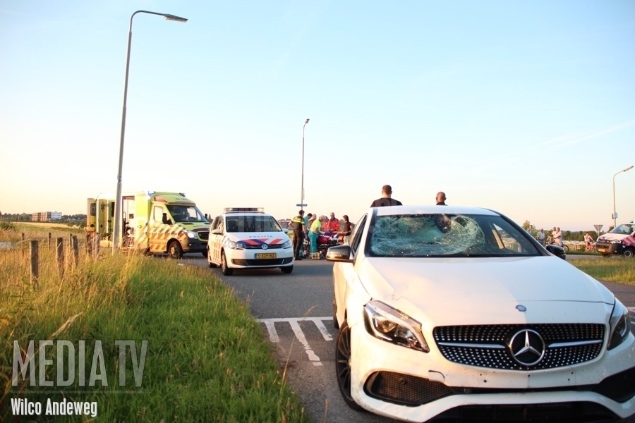 Wielrenner geschept door auto Achterzeedijk Barendrecht (video)