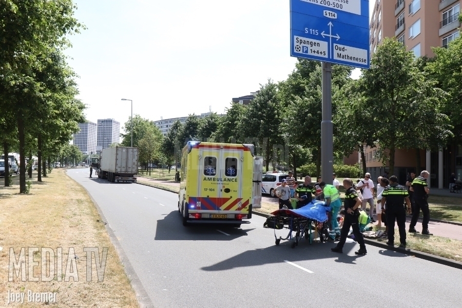 Scooterrijder zwaargewond na aanrijding met vrachtwagen Tjalklaan Rotterdam