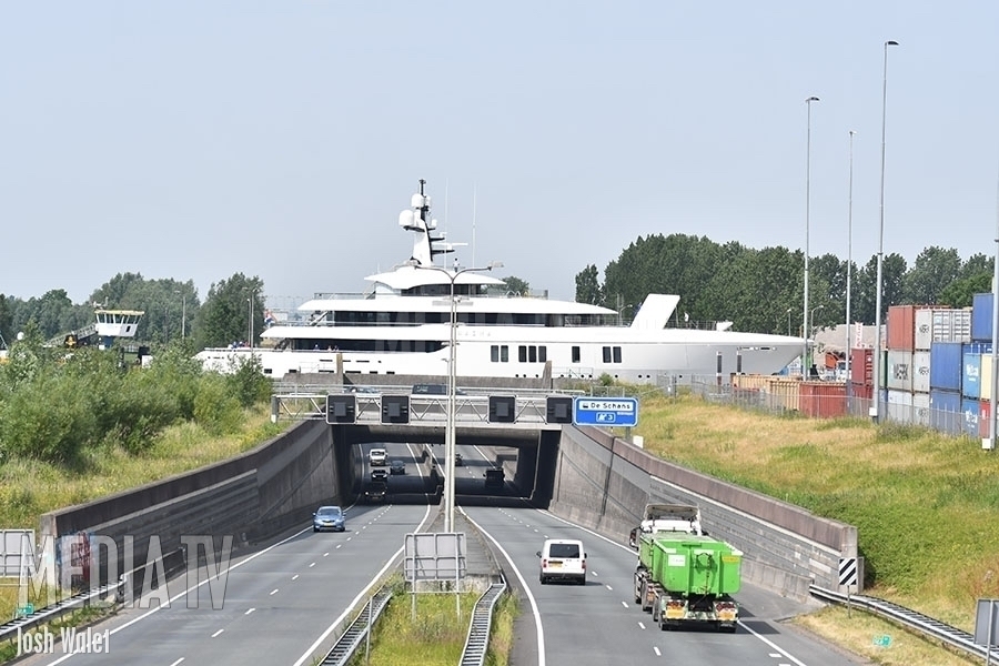 Megajacht Hasna onderweg naar Rotterdam