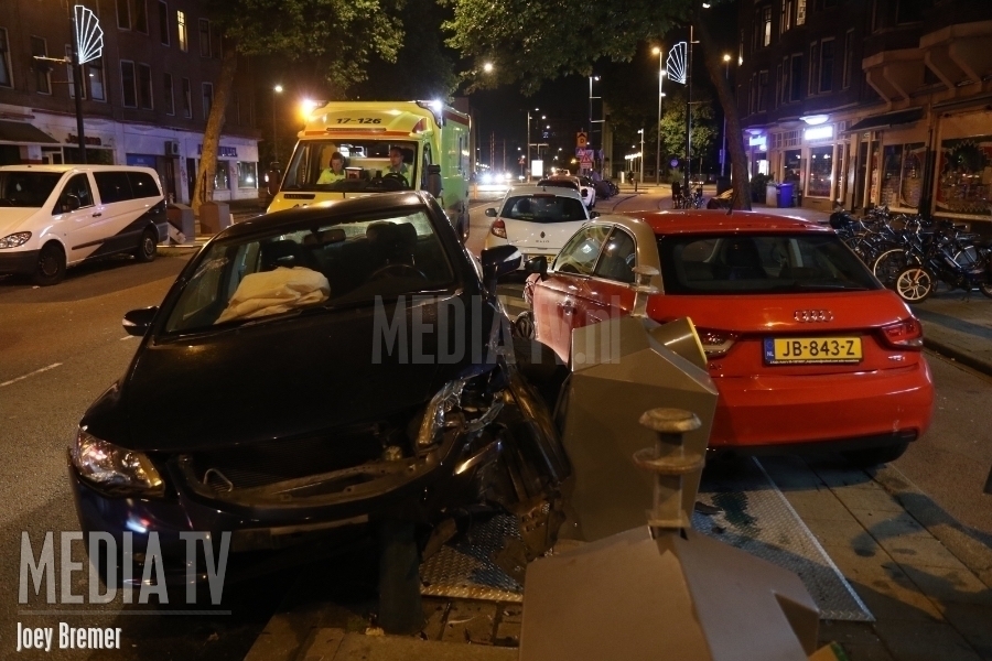 Automobilist ramt geparkeerde auto Mathenesserweg Rotterdam