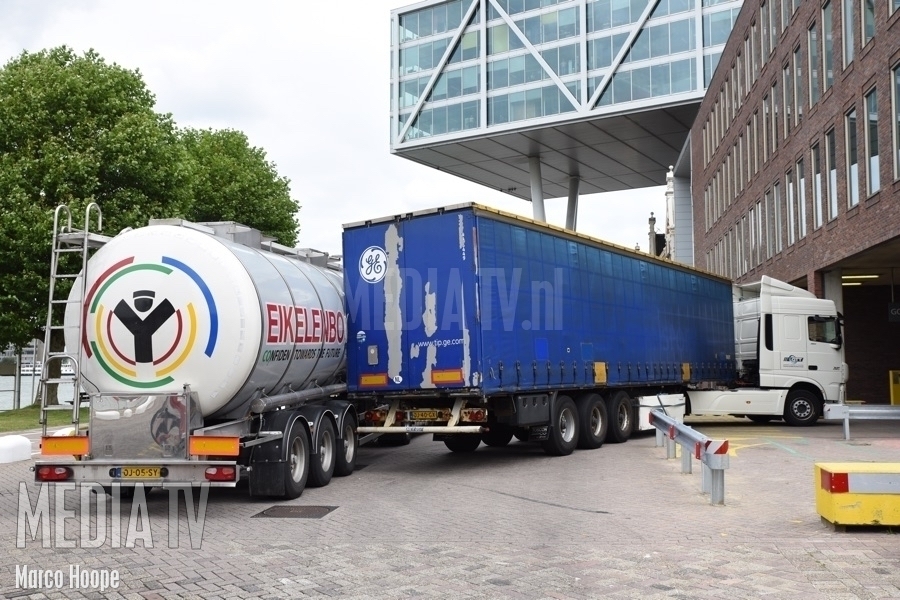 Vrachtwagens botsen Nassaukade Rotterdam