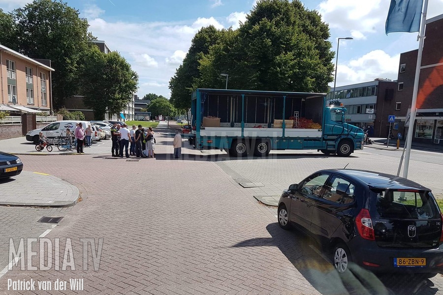 Fietser rijdt tegen openstaande laadklep vrachtwagen Krabbendijkestraat Rotterdam