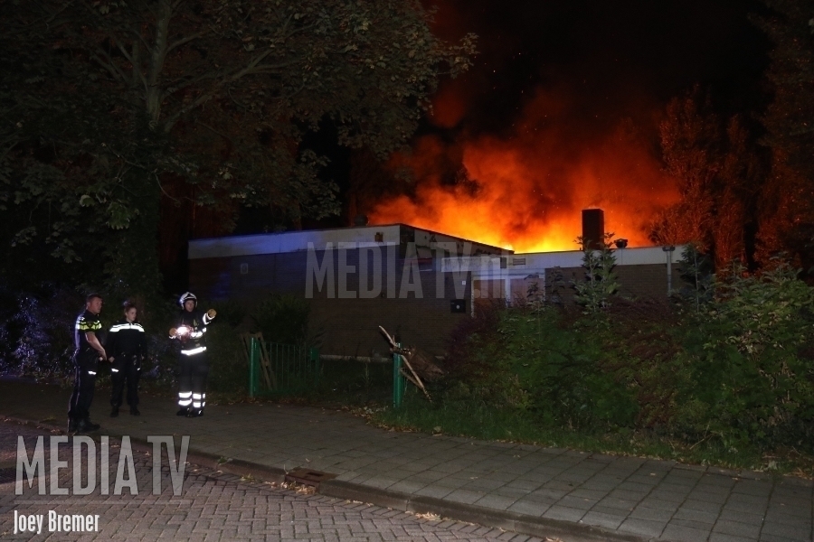 Grote brand in slooppand Traviataweg Hoogvliet (video)