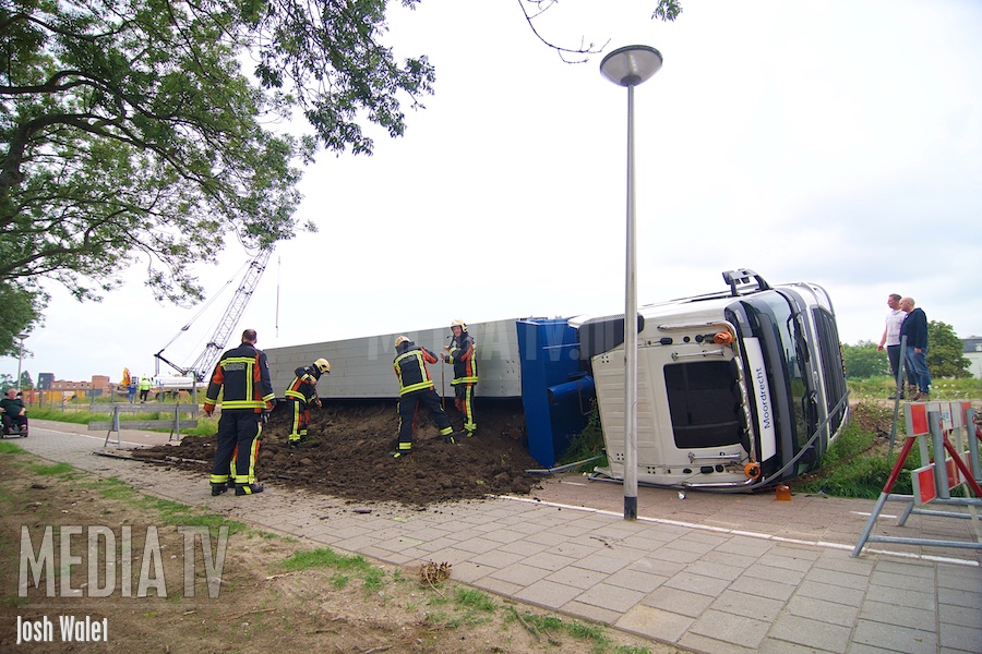 Vrachtwagen kantelt op bouwterrein nabij Meteoorlaan Alphen aan den Rijn