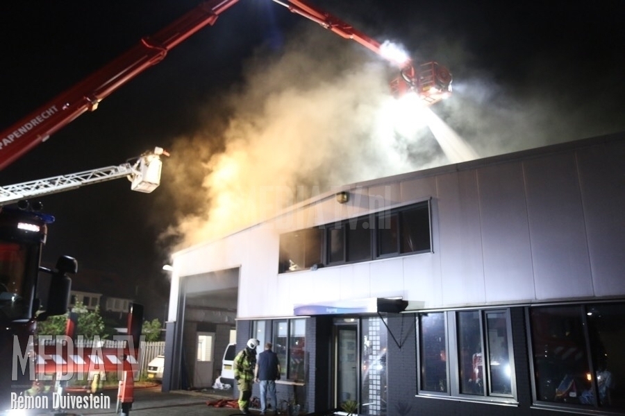 Grote brand in loods Nieuweweg Hardinxveld-Giessendam (video)