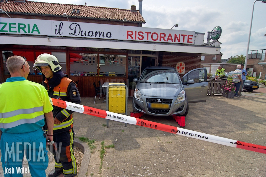Vrouw rijdt met auto tegen pizzeria in Alphen aan den Rijn (video)