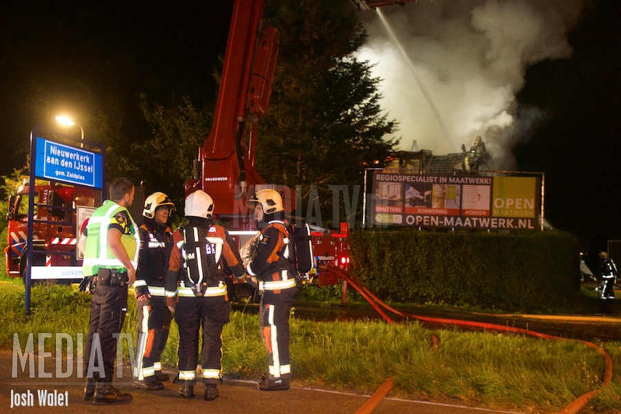 Grote brand slooppand Hoofdweg-Zuid Nieuwerkerk aan den IJssel (video)