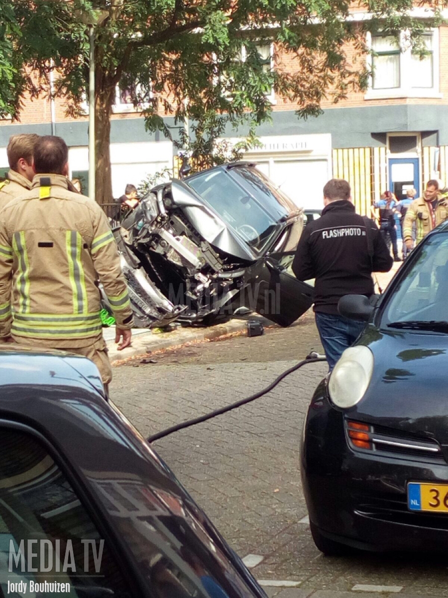 Auto belandt op containers na aanrijding Marconistraat Schiedam
