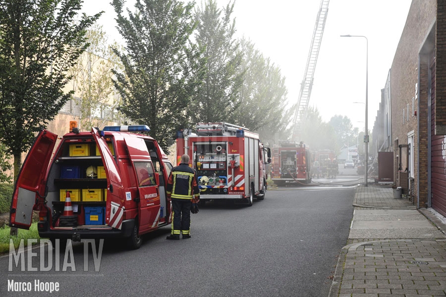 Zwaargewonde bij brand houthandel Veerpolder Warmond (video)