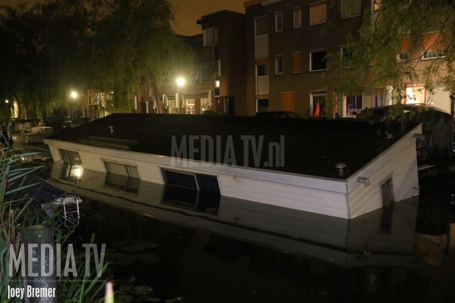 Vrouw gered van zinkende woonboot Groen van Prinstererkade Maassluis (video)