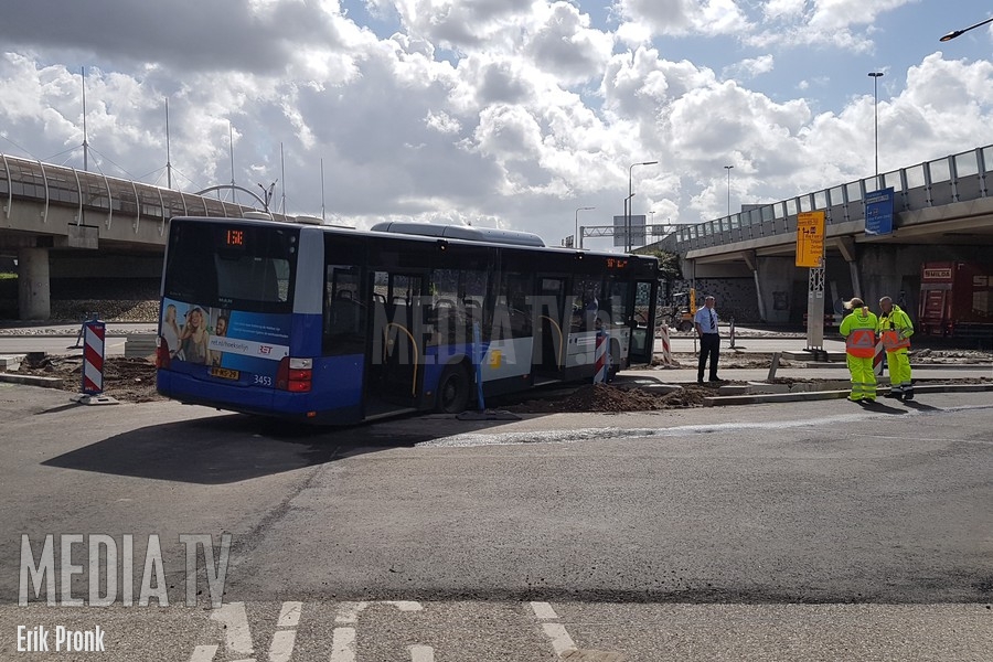 Weggezakte RET-bus snel weer opweg geholpen Vijfsluizen Schiedam