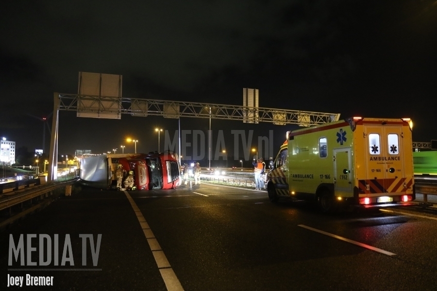 Vrachtwagen gekanteld A16 Rotterdam Kralingseplein (video)