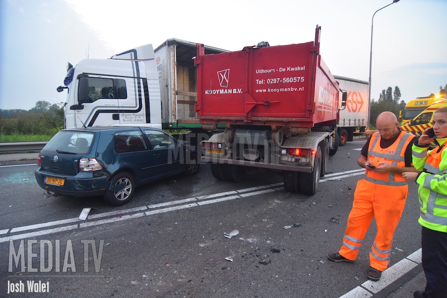 Vrachtwagens en personenauto botsen op N458 Bodegraven