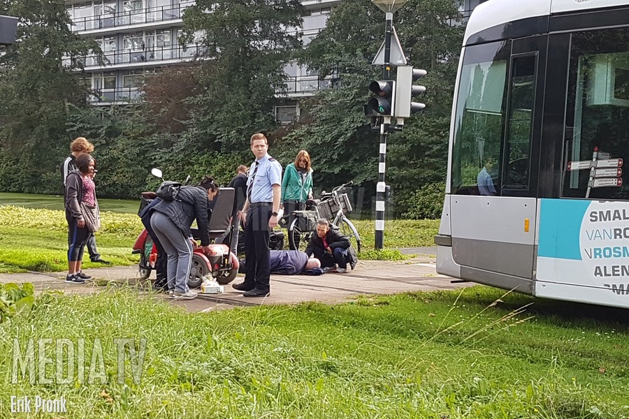 Man valt uit scootmobiel bij tramrails Lepelaarsingel Vlaardingen