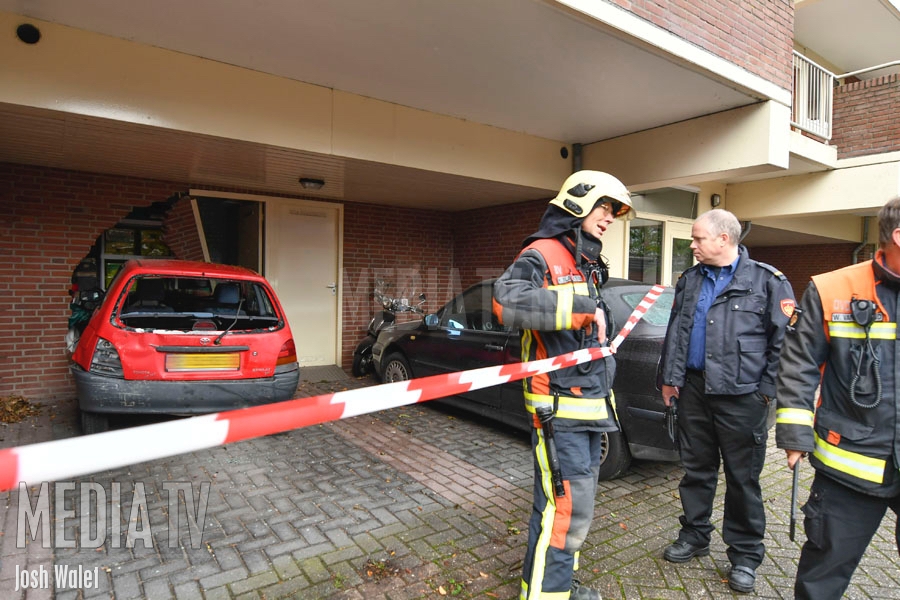 Automobiliste ramt woningen Prins Hendrikstraat Alphen aan den Rijn (video)