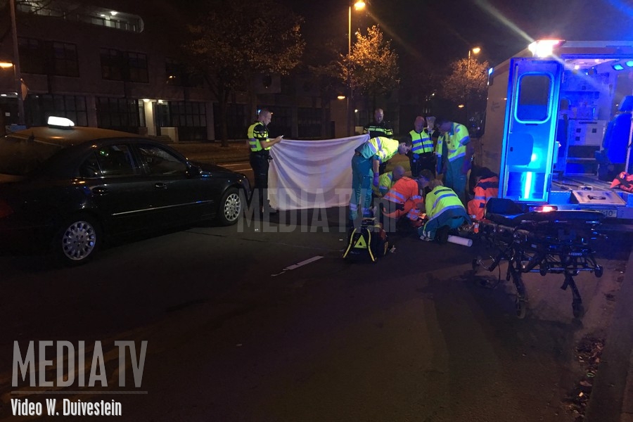 Voetganger zwaargewond bij aanrijding met taxi Maasboulevard Rotterdam (video)