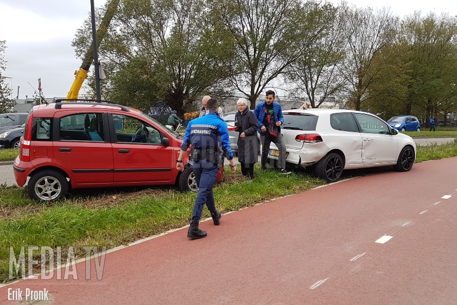 Personenauto's botsen Deltaweg Vlaardingen