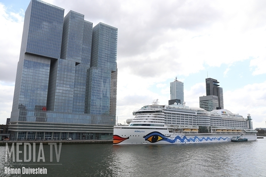 Cruiseschip Aidaprima voor het laatst in Rotterdam