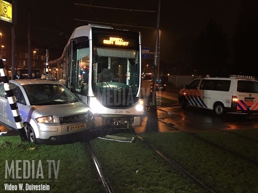 Auto en tram botsen 2e Rosestraat Rotterdam
