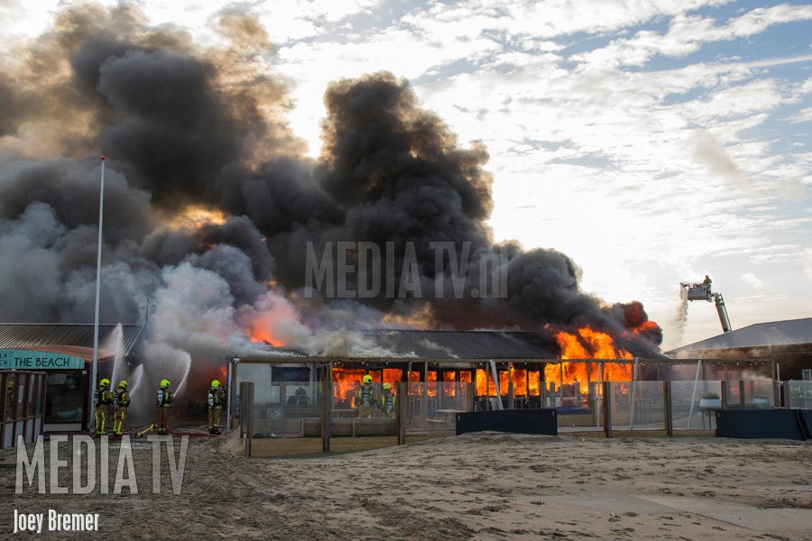 Zeer grote brand bij strandtent Zwoel in Hoek van Holland (video)