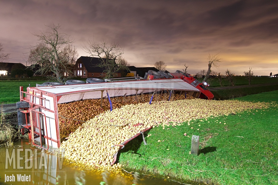 Vrachtwagen vol aardappels kantelt in Nieuwerbrug aan den Rijn