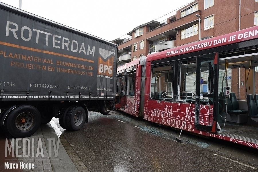 Tram ontspoord na botsing met vrachtwagen Jonker Fransstraat Rotterdam (video)