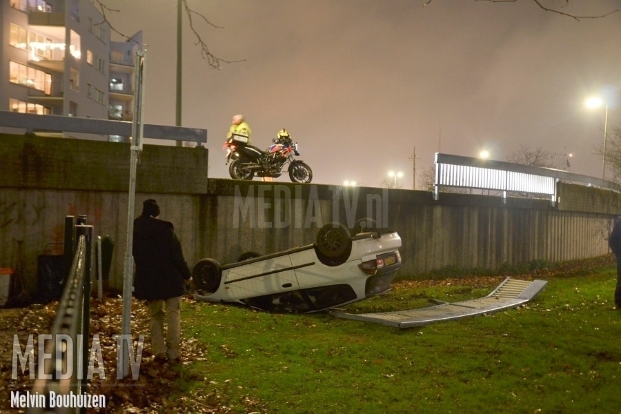 Auto op z'n kop bij eenzijdig ongeval Havendijk Schiedam