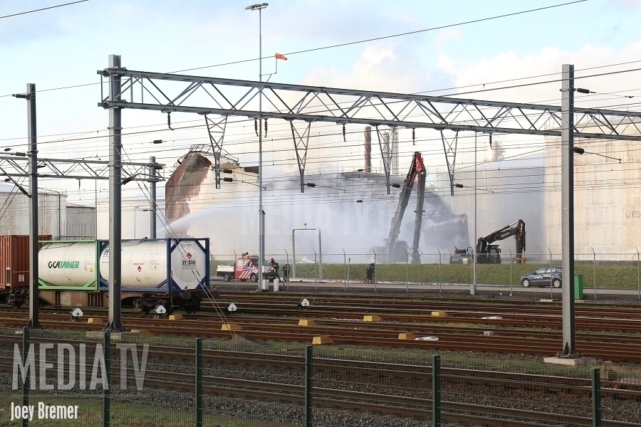 Grote brand in opslagtank Shell-Pernis Rotterdam (video)