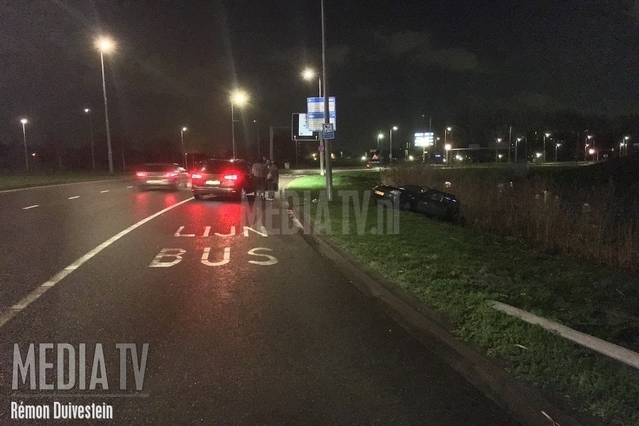 Automobilist raakt net niet te water Kralingseplein Rotterdam